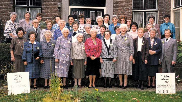 Marie bij het dameskoor.jpg